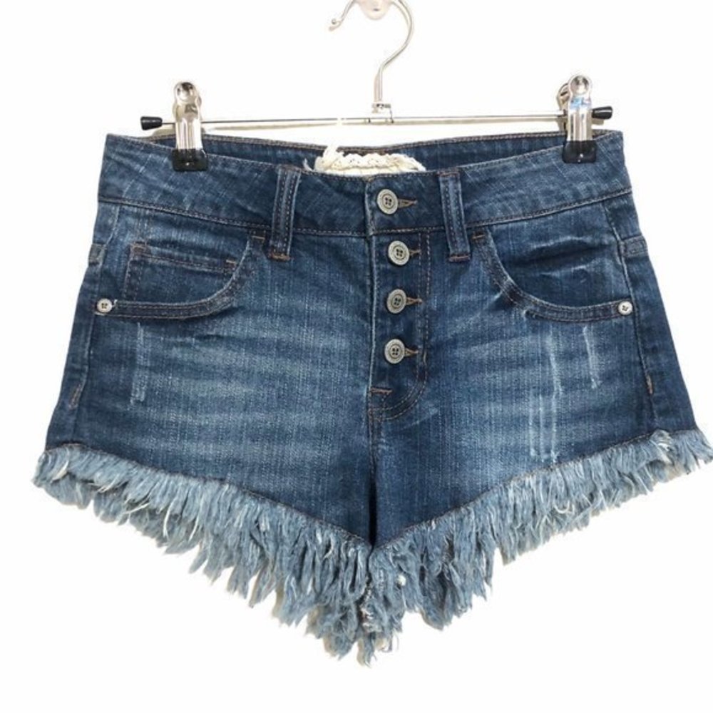 𝅺Altar’d State Fray Hem Peekaboo Medium Jean Short Size 24/0